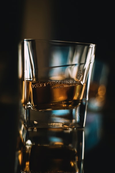 棕色的液体在饮用玻璃杯
